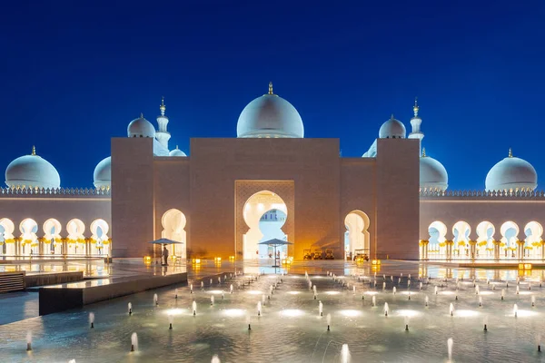 Abu Dhabi Emiratos Árabes Unidos Marzo 2014 Mezquita Sheikh Zayed —  Fotos de Stock