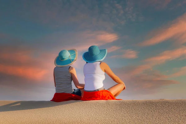 Twee Vrouwen Vakantie Zandwoestijn Bij Zonsondergang Vae — Stockfoto