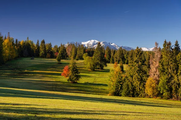 Όμορφο Φθινόπωρο Κόκκινα Δέντρα Κάτω Από Βουνά Tatra Την Ανατολή — Φωτογραφία Αρχείου