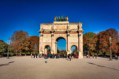 Paris, Fransa - 17 Eylül 2022: Fransa 'nın sonbaharında Paris' te Zafer Takı 'nda turistler