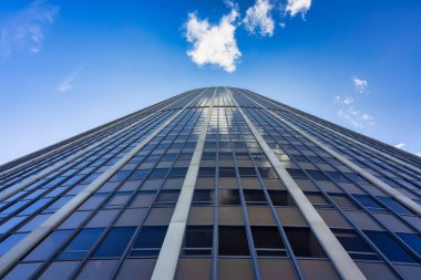 Paris, Fransa - 17 Eylül 2022: Montparnasse turu 210 metre (689 ft) ofis gökdeleni Fransa 'nın Montparnasse bölgesinde yer almaktadır..