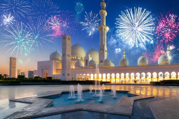Νέο Έτος Πυροτεχνήματα Οθόνη Πάνω Από Μεγάλο Τζαμί Στο Αμπού — Φωτογραφία Αρχείου
