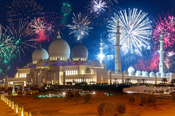 Νέο Έτος Πυροτεχνήματα Οθόνη Πάνω Από Μεγάλο Τζαμί Στο Αμπού — Φωτογραφία Αρχείου