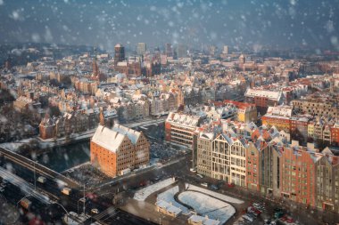 Karlı bir kış günü Polonya 'nın Gdansk şehrinin güzel manzarası.