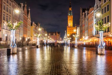 Gdansk, Polonya - 17 Aralık 2022: Gdansk 'ın ana kasabasındaki Noel süslemeleri. Polonya