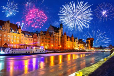 Karlı şafakta Motlawa nehrinin üzerindeki eski Gdansk kasabası. Polonya