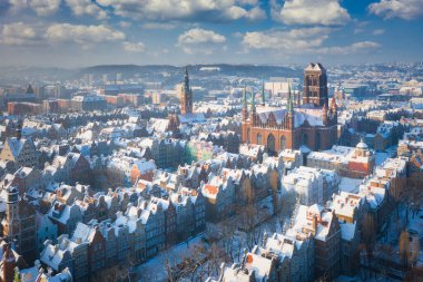 Karlı bir kış günü Polonya 'nın Gdansk şehrinin güzel manzarası.