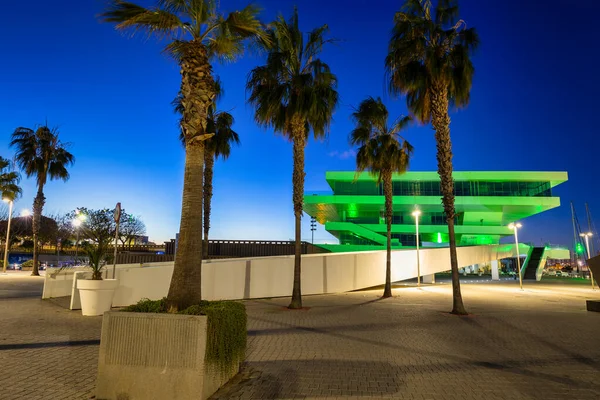 バレンシア スペイン 2023年1月20日 バレンシアのマリーナの夜景とモダンなヴェレ ベンツの建物 スペイン — ストック写真