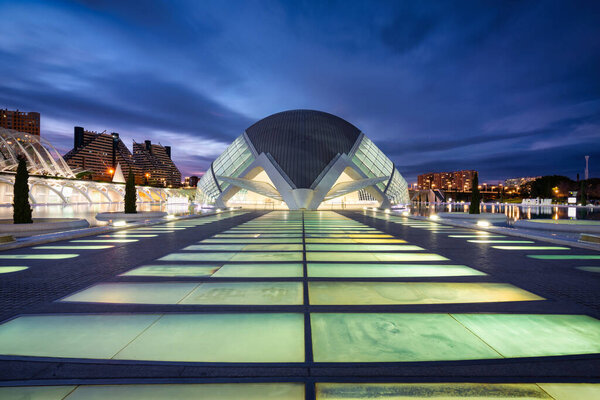 Валенсия, Испания - 20 января 2023 года: Удивительная современная архитектура Валенсии в сумерках. Испания