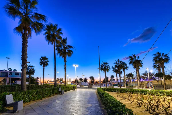スペイン バレンシアのプラヤデラス アレナスビーチでの美しい遊歩道夜明け — ストック写真
