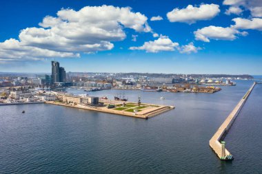 Polonya 'nın Gdynia kentindeki Baltık Denizi' ndeki plajın havadan manzarası.