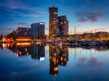 Gdynia 'daki marinanın panoraması ve modern mimarisi. Polonya