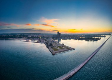 Günbatımında modern mimari ile Gdynia limanının havadan manzarası. Polonya