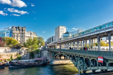 Paris, Fransa - 17 Eylül 2022: Fransa 'nın Paris kentindeki tarihi Pont de Bir Hakeim köprüsünde turistler