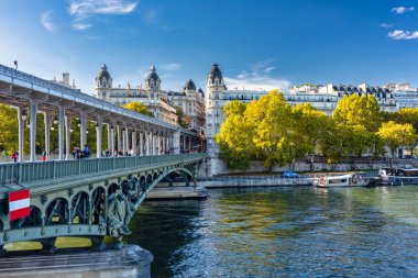 Paris, Fransa - 17 Eylül 2022: Fransa 'nın Paris kentindeki tarihi Pont de Bir Hakeim köprüsünde turistler