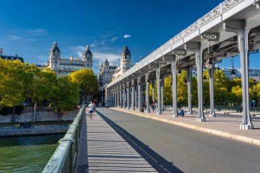 Paris, Fransa - 17 Eylül 2022: Fransa 'nın Paris kentindeki tarihi Pont de Bir Hakeim köprüsünde turistler