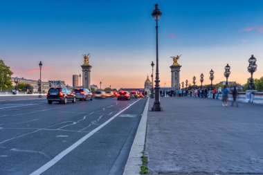 Paris, Fransa - 17 Eylül 2022: Güzel Pont Alexandre III köprüsü Seine nehri üzerinde gün batımında, Paris. Fransa