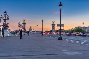 Paris, Fransa - 17 Eylül 2022: Güzel Pont Alexandre III köprüsü Seine nehri üzerinde gün batımında, Paris. Fransa