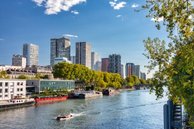 Paris 'in güzel manzarası Seine nehri kıyısında sonbaharda, Fransa