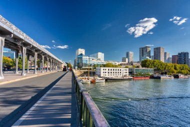Fransa, Paris 'teki tarihi Pont de Bir Hakeim köprüsünün manzarası