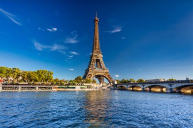 Yazın Paris 'teki Seine Nehri' nin yanındaki Eyfel Kulesi. Fransa