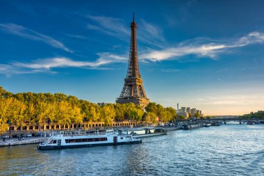 Yazın Paris 'teki Seine Nehri' nin yanındaki Eyfel Kulesi. Fransa