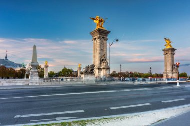 Güzel Pont Alexandre III köprüsü gün batımında Seine Nehri üzerinde, Paris. Fransa