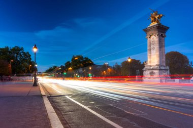 Paris, Alacakaranlıkta Seine nehri üzerindeki güzel Pont Alexandre III köprüsü. Fransa