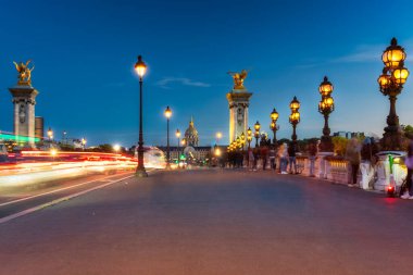Paris, Alacakaranlıkta Seine nehri üzerindeki güzel Pont Alexandre III köprüsü. Fransa