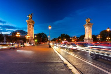 Paris, Alacakaranlıkta Seine nehri üzerindeki güzel Pont Alexandre III köprüsü. Fransa