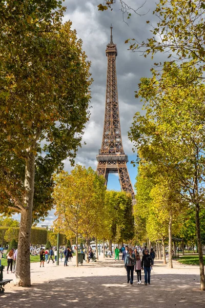 Paris France September 2022 People Eiffel Tower Paris Sunny Day — Stock Photo, Image