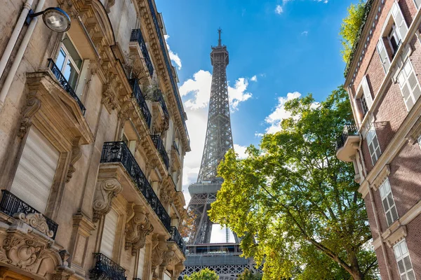 巴黎街道 阳光普照下的埃菲尔铁塔 — 图库照片