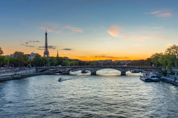 Πύργος Του Άιφελ Δίπλα Στον Ποταμό Σηκουάνα Στο Παρίσι Ηλιοβασίλεμα — Φωτογραφία Αρχείου