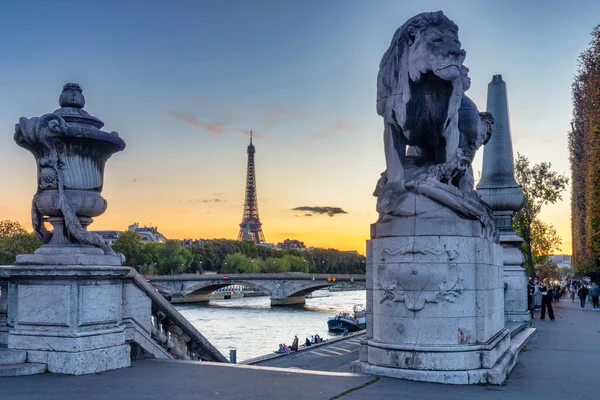 Eiffel Torony Szajna Partján Párizsban Naplementekor Franciaországban — Stock Fotó