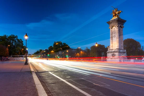 Paris, Alacakaranlıkta Seine nehri üzerindeki güzel Pont Alexandre III köprüsü. Fransa