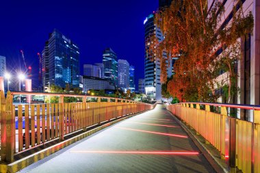 Paris, Fransa - 18 Eylül 2022: Fransa 'nın batısındaki La Defense iş bölgesinde modern binalar.