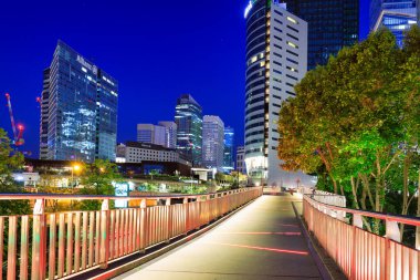 Paris, Fransa - 18 Eylül 2022: Fransa 'nın batısındaki La Defense iş bölgesinde modern binalar.