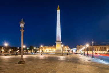 Paris, Alacakaranlıkta Concorde Meydanı 'ndaki Luxor Obelisk. Fransa