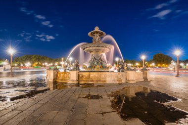 Place de la Concorde 'daki nehir çeşmesi, alacakaranlıkta, Paris. Fransa