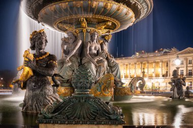 Paris, Alacakaranlık 'ta Place de la Concorde' daki Denizler Pınarı (Fontaine des Mers). Fransa