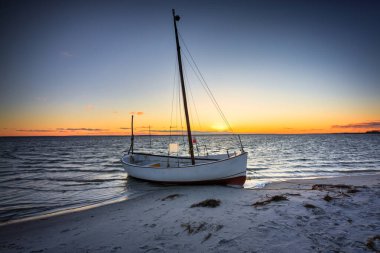 Kuznica, Hel Peninsula 'da gün batımında güzel Baltık plajı. Polonya