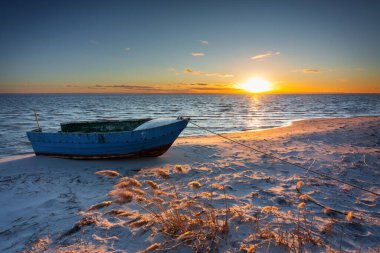 Kuznica, Hel Peninsula 'da gün batımında güzel Baltık plajı. Polonya