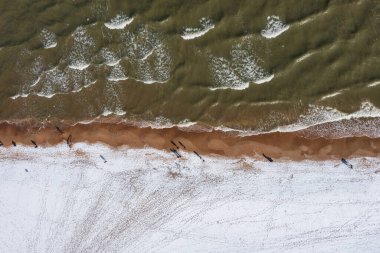 Baltık Denizi 'nin tepesinden sahilde karla vurularak, Gdansk. Polonya