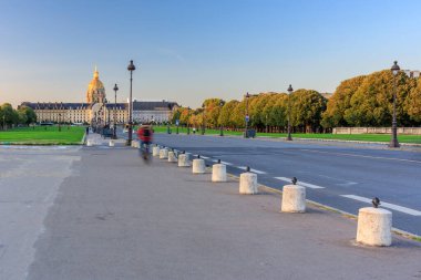 Güneş doğarken Paris 'in güzel manzarası. Fransa