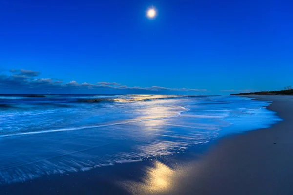 満月とヘル半島の美しいバルト海のビーチ ポーランド — ストック写真