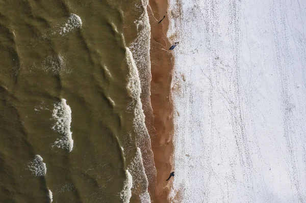 雪がビーチ グダニスクに横たわってバルト海の上から撮影 ポーランド — ストック写真