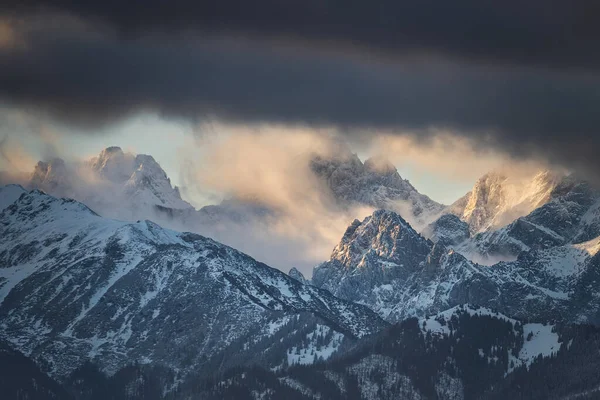 Paisaje Invernal Las Montañas Tatra Amanecer Nublado Polonia —  Fotos de Stock