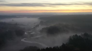 Radunia Nehri gün doğumunda Kashubia 'da kıvrılır. Polonya