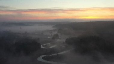 Radunia Nehri gün doğumunda Kashubia 'da kıvrılır. Polonya