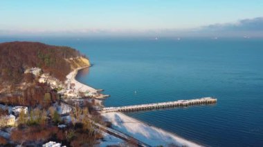 Gdynia Orlowo 'da Baltık kayalıklarıyla güzel bir manzara. Kış manzarası, Polonya